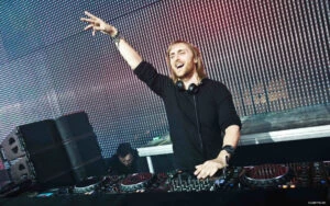 DJ frente a una multitud en un club de alguno de los grandes hoteles del Strip.